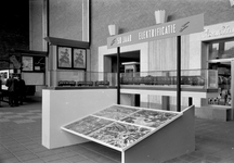 839974 Afbeelding van de tentoonstelling ter gelegenheid van het 50-jarig bestaan van de spoorlijn Rotterdam Hofplein - ...